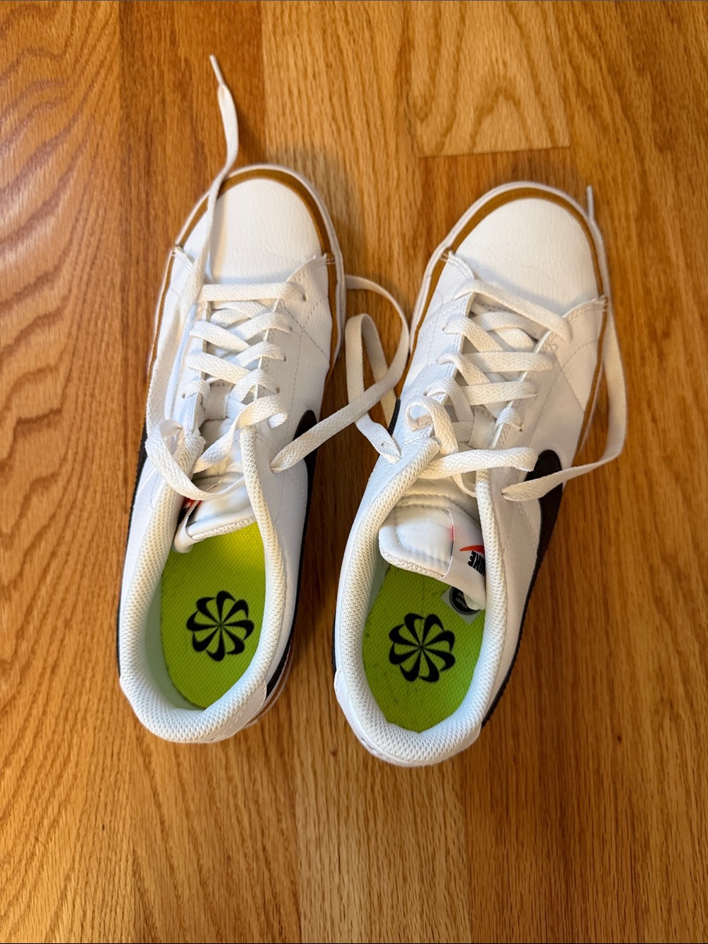 Nike White and Black Low-Top Sneakers with Green Insole
